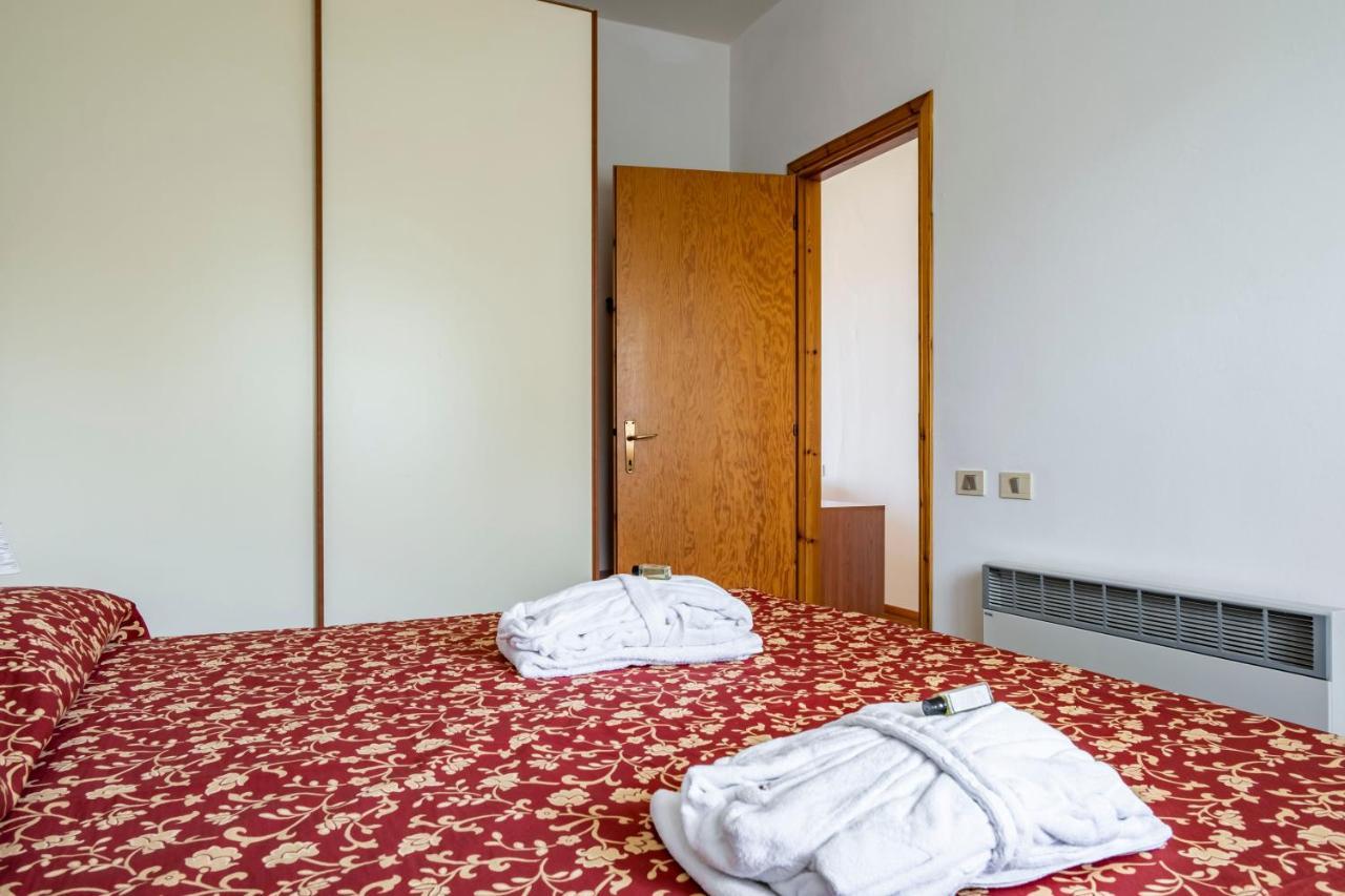 L&M Apartments - Pool - By Host4U Muscoline Bagian luar foto