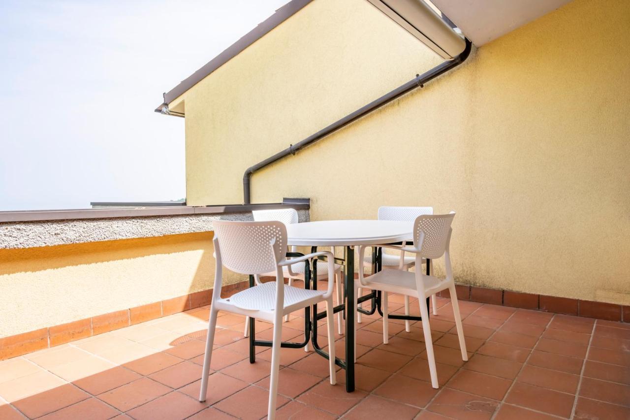 L&M Apartments - Pool - By Host4U Muscoline Bagian luar foto