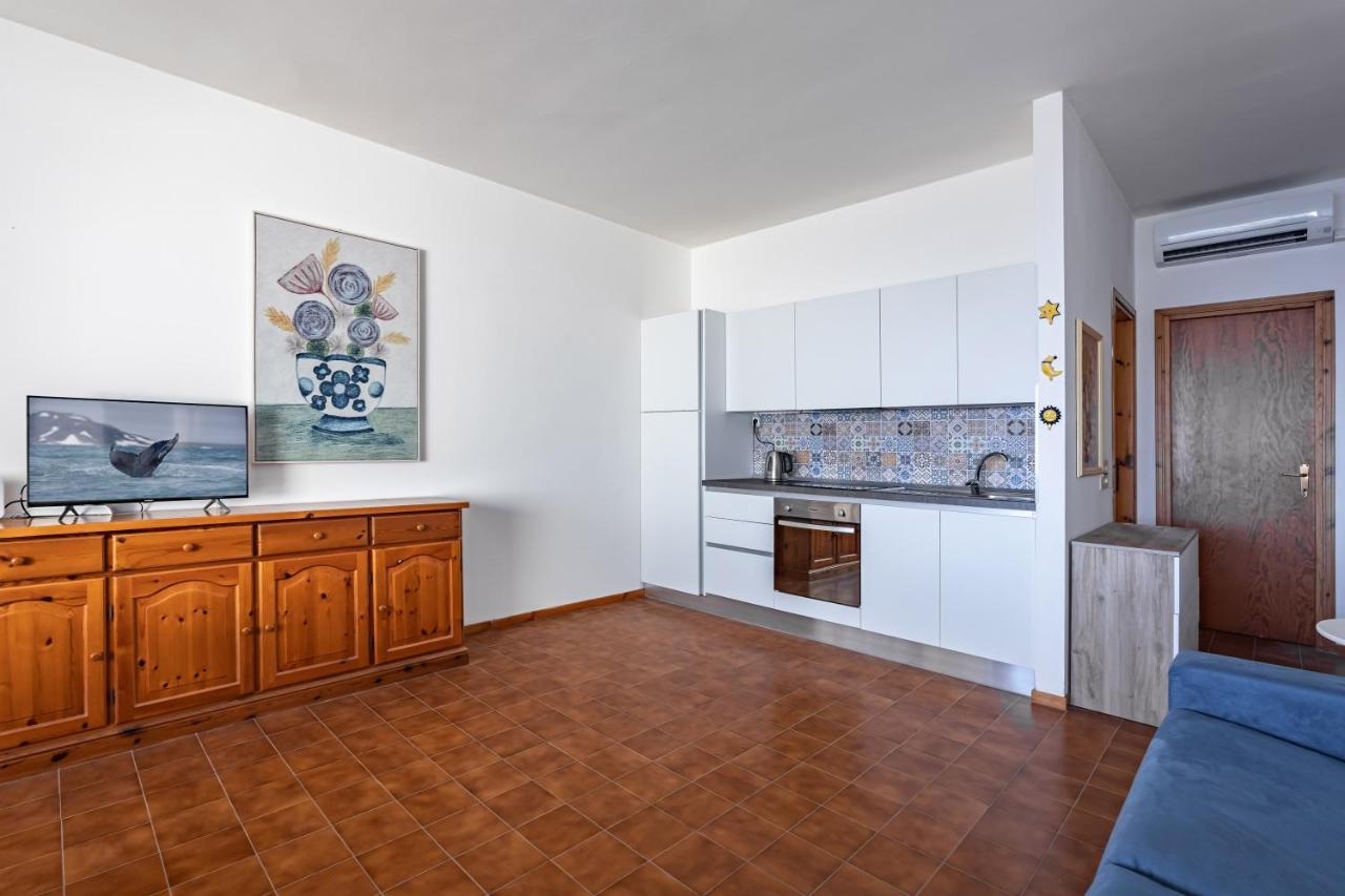 L&M Apartments - Pool - By Host4U Muscoline Bagian luar foto